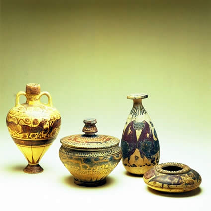 Recipientes contenedores griegos. Museo del perfume.