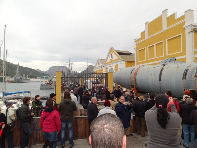 El submarino pasando por el edificio de la Cátedra de Historia Naval