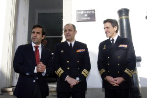 Autoridades civiles y militares en la entrada de la nueva sede del Archivo