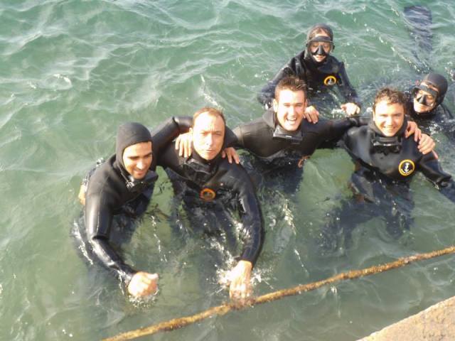 ya dentro del agua saludando