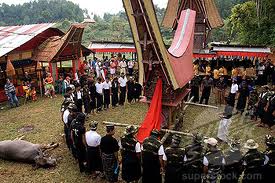 Rito funerario en el que se puede apreciar la gran estructura en forma de barco donde va el difunto 