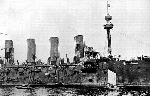 Elcrucero Rossiya en Vladivostock tras la batalla de Ulsan