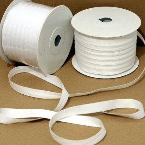 Balduque blanco, cinta utilziada para sujetar los documentos sin que éstos se deterioresn