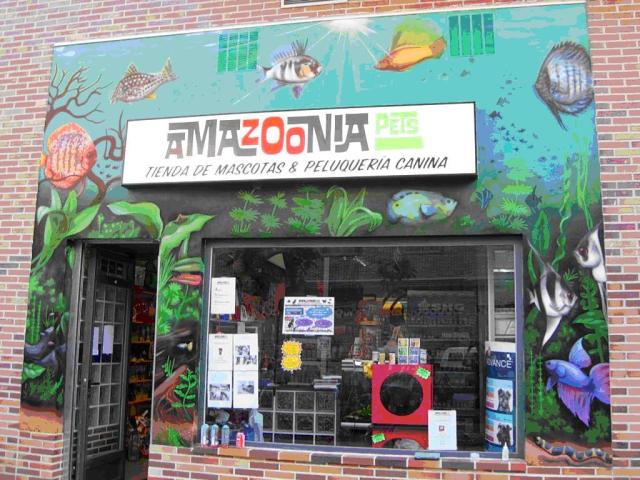Grafiti en una tienda de mascotas de Coslada (Madrid)