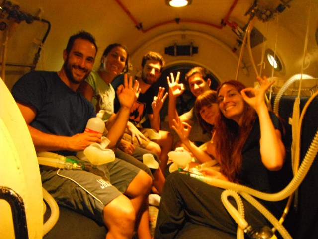 Alumnos dentro de la cámara hiperbárica