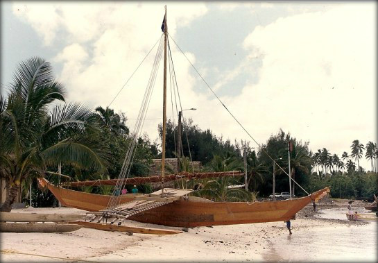 Canoa con batanga construida según técnicas antiguas