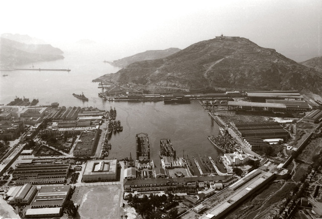 Una antigua imagen de la base de submarinos. Funete.