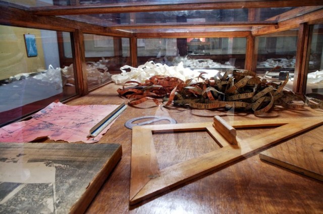 Parte de los instrumentos que utilizaba: cinta métrica