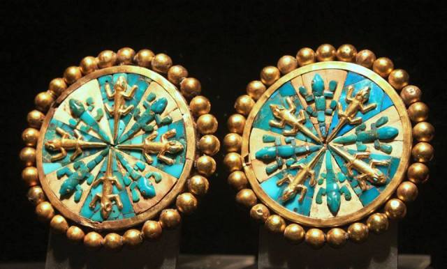 rejeras de oro con incrustaciones de concha, y turquesas cuyas figuras corresponden a lagartosOrfebrería Moche, archivo arqueologos trujillo sr Sipan museo tumbas reales. Alejandro A. Mendoza