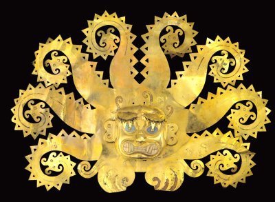 Corona de oro con incrustaciones de concha spondylus en los ojos y boca, posee en el centro una figura antropomorfa felínica, en los costados salen olas y aparecen figuras de peces life en los extremos