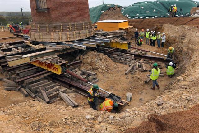 Traslado del faro sobre las vigas