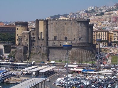 Castillo del Huevo, denominado así por la leyenda que cuenta que Virgilio escondió un huevo en el interior del castillo, y se suponía que éste debía soportar el peso del castillo, y si se rompía el castillo se hundiría y la ciudad sufriría grandes desastres