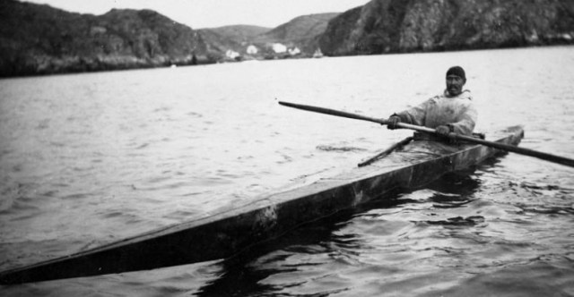 Inuit en su kayak en los territorios del Noroeste (1929) - Foto Library and Archives Canada (Flickr, CC)