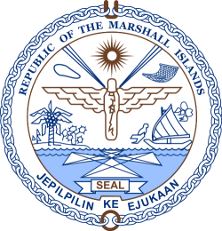 Emblema de las Islas Marshall, en donde se puede apreciar una carta náutica en el agua