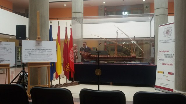 La galera, protegida en su magnífica urna, y todo listo para el inicio del acto de rpesentación