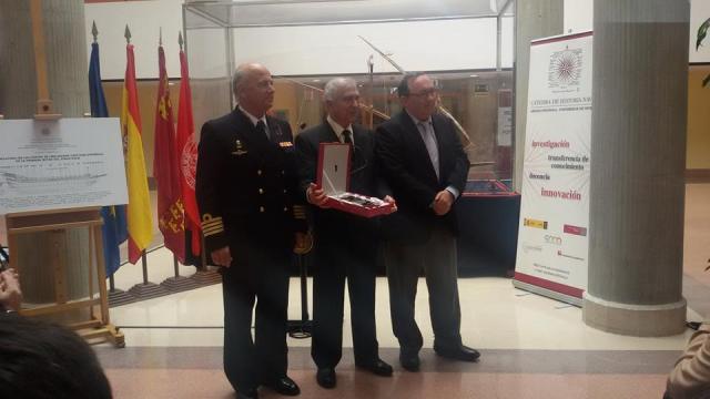Emotiva entrega de una placa conmemorativa a D. Féliz Moreno Sorlí, el modelista que ha donado la galera.