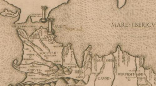 El Estrecho de Gibraltar, señalado con una columna, bañado por el Mar Hispanicus.Aparece Cádiz como una isla
