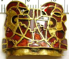 Una de las piezas de oro con granates