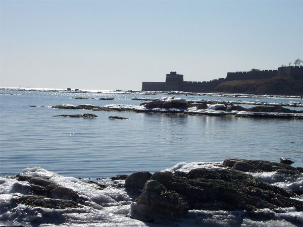 Otra vista de la muralla en su camino hacia el mar