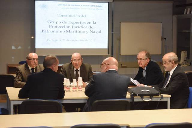 El grupo de expertos reunido en sesión constituyente en el Museo Naval de Cartagena