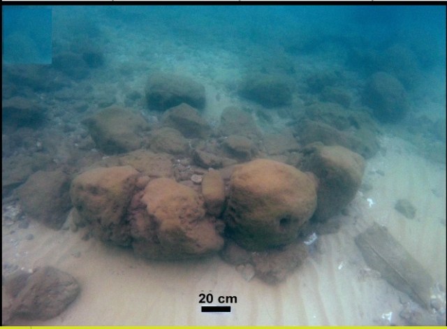 Sin títulorestos muro bajo el agua